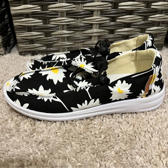 Corkys Kayak Slip On Flats in Black & White Daisy - Picture 5 of 8